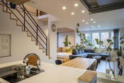 ダイニング、キッチン、階段：２階キッチンからの風景。黒のスチール手摺や踏板がデザインの一部に