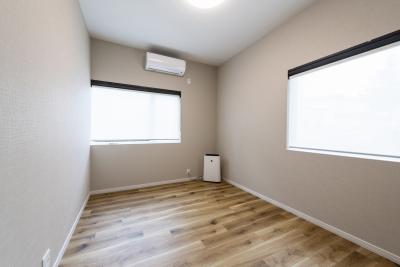 洋室、冷暖房設備：リビングの天井高2.7ｍに合わせた洋室