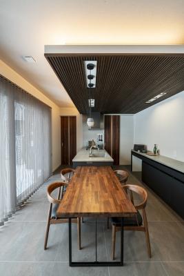 キッチン、照明：下がり天井部には片桐銘木のリブ天井liteⅡを使用