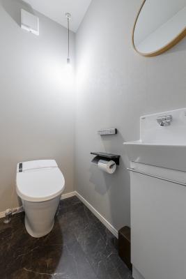 トイレ、収納：LIXIL ベーシアハーモJ コフレルスリムを採用