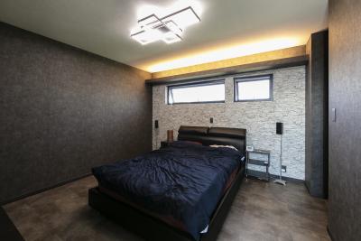 寝室、照明：8.5帖の主寝室、ブロック柄のアクセントクロスと間接照明でホテルライクな空間