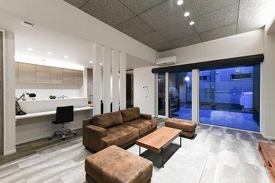 大きな窓はトリプルサッシを採用。窓の外の風景も楽しめます。