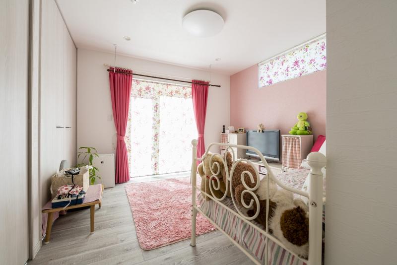 洋室：お母様のお部屋は華やかな色合いのクロスを採用