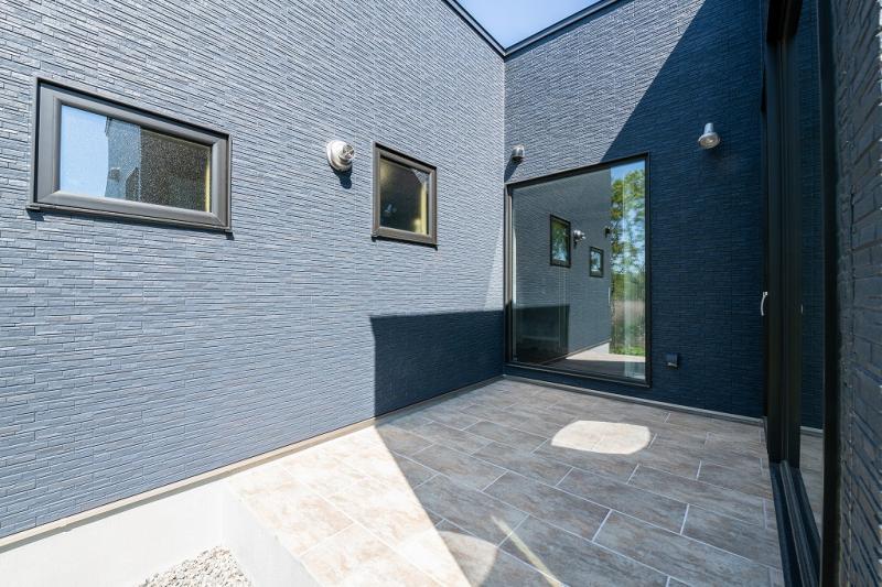 デッキ・テラス:コンクリートテラスは3方建物で囲まれ、プライベートな場所に