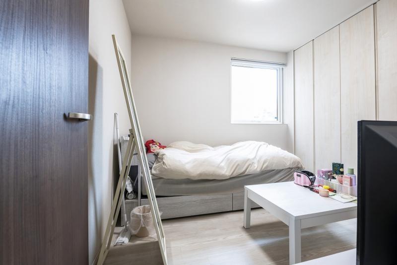 洋室：成人した娘さんのお部屋はコンパクトに、好みのカラーでコーディネート