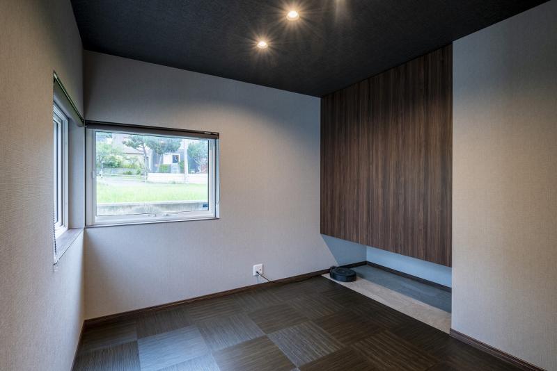 和室：キッチン横のゲストルームはモダン和室に