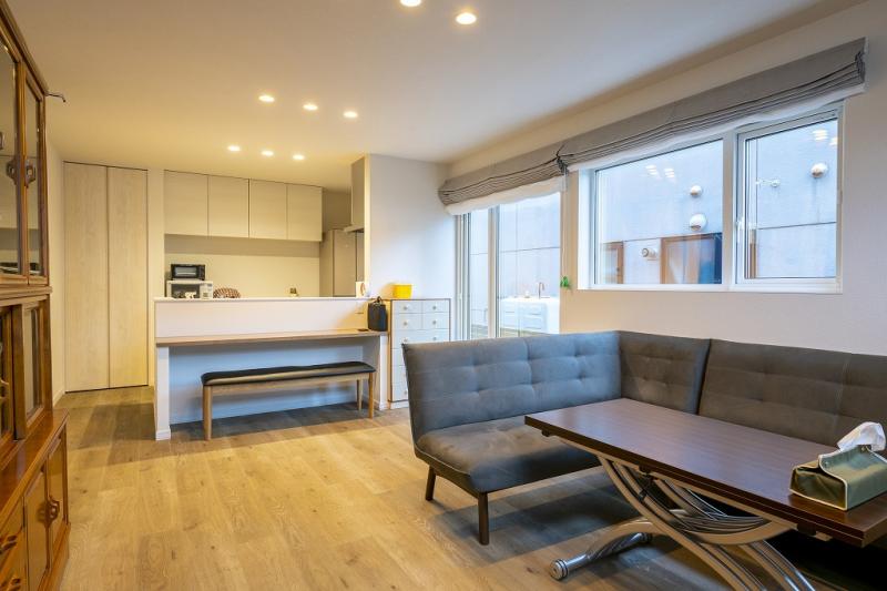 親世帯のリビング。窓を多く設け、明るい部屋に