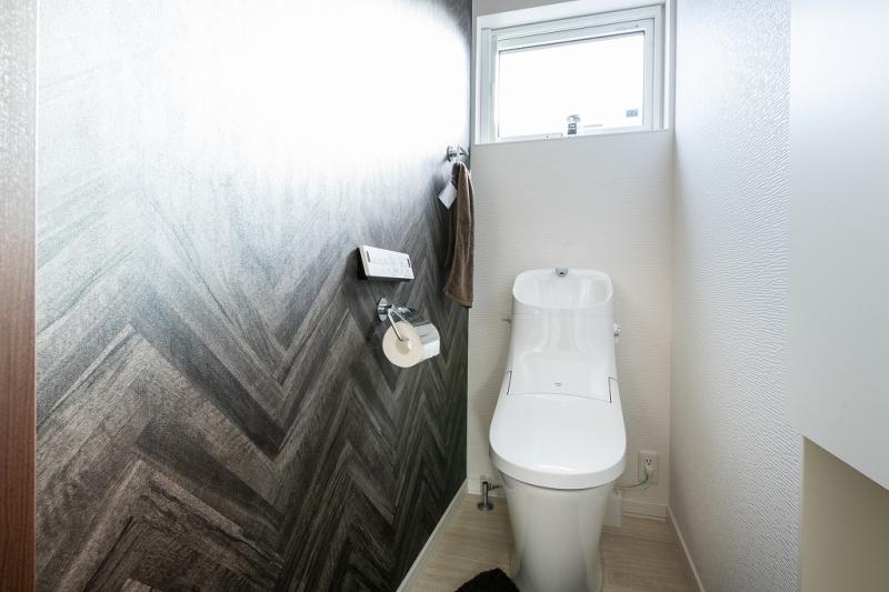 トイレ:2Fトイレはアクセントクロスにヘリンボーン柄のクロスをセレクト