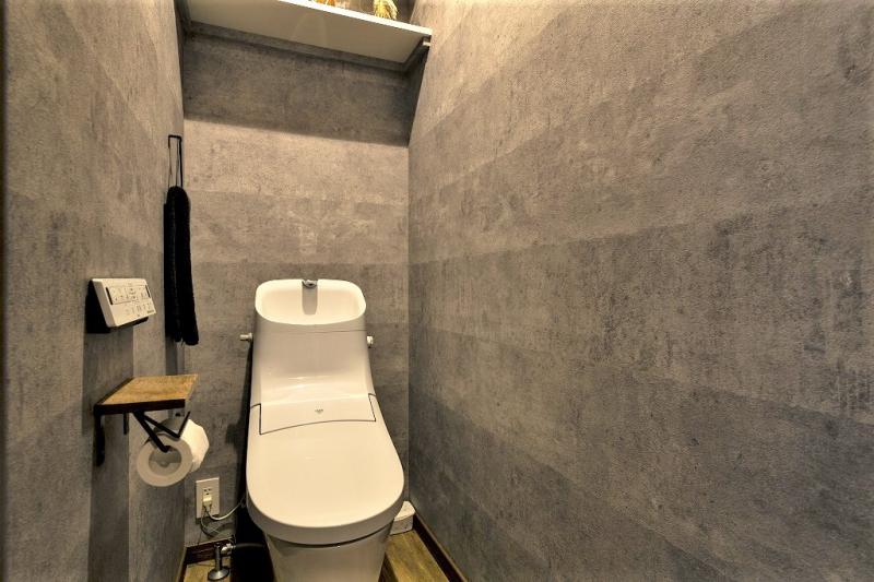 トイレ:RC風のクロスを採用し、無機質感がカッコよさを演出