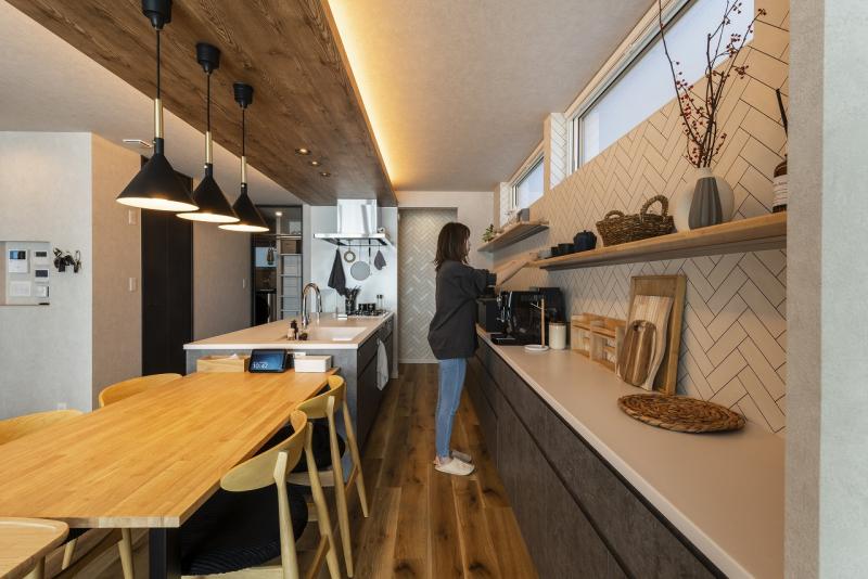 ダイニング、キッチン:ナチュラルテイストでカフェ風のダイニングキッチンに