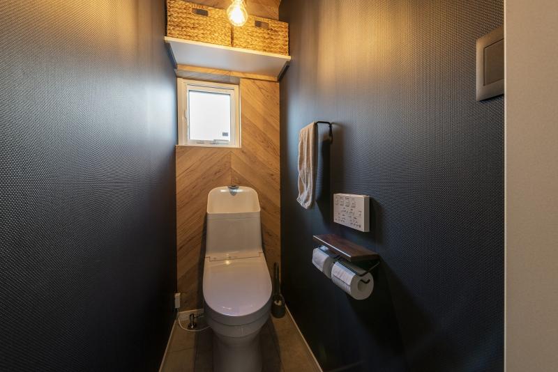 トイレ:2階トイレはインダストリアルな雰囲気でコーディネート