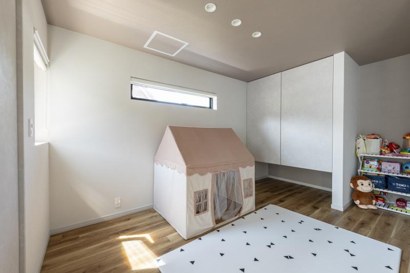 洋室:現在はキッズルームとして利用、ゆくゆくは主寝室として利用し平屋の様にプラン