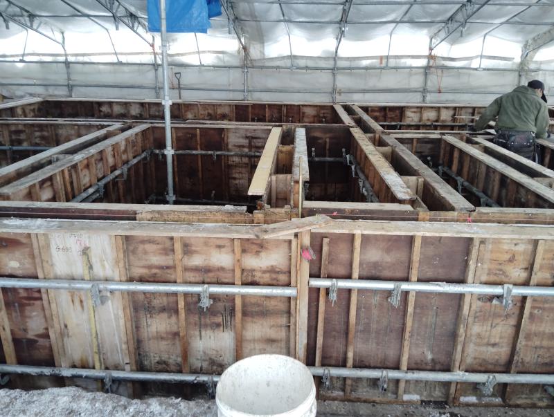 布コン　打設前　型枠作業