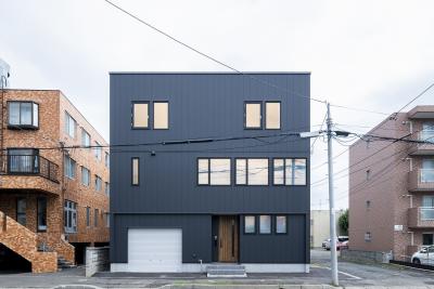 ガレージのある都市型3階建