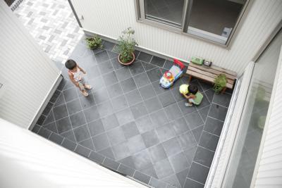 大理石の中庭を建物が包み込んだアイデア住宅
