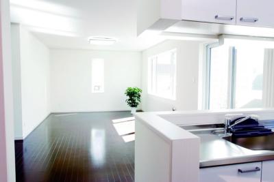 外観と内装はモノトーン仕上げでシンプルな住まい