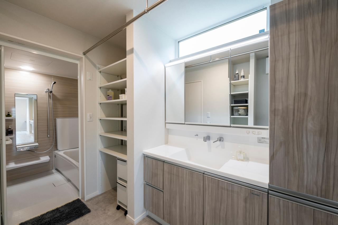 ラバトリー・洗面所、設備：美しく整う収納力のある洗面はタカラスタンダードのエリシオ