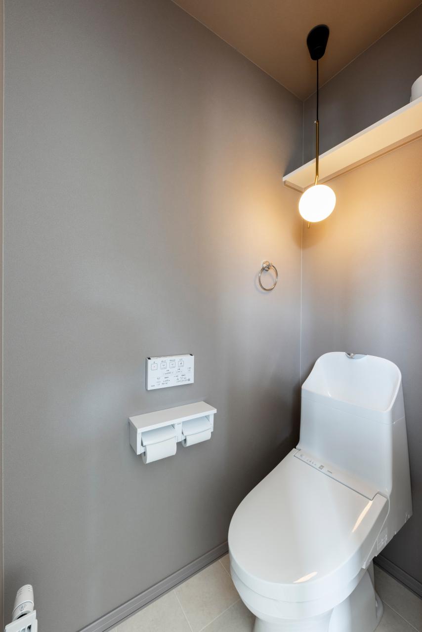 トイレ:グレートーンで落ち着いたトイレ空間