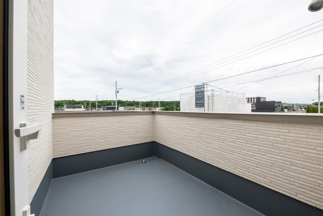 ベランダ、デッキ・テラス、バルコニー：洗濯や水遊びなど多用途に使えるルーフバルコニー