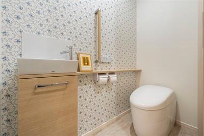 トイレ:トイレは広々間口の引き戸で将来にも安心を