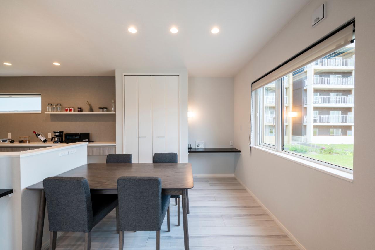 ダイニング、フリースペース、スタディールーム：ダイニング横には多用途に使えるカウンター