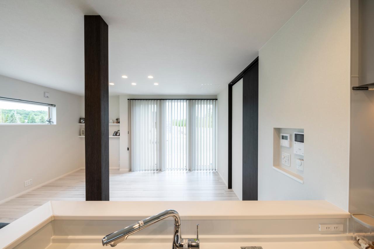 リビング、キッチン：家事をしながらリビングを見渡せ、家族との会話も弾むキッチン