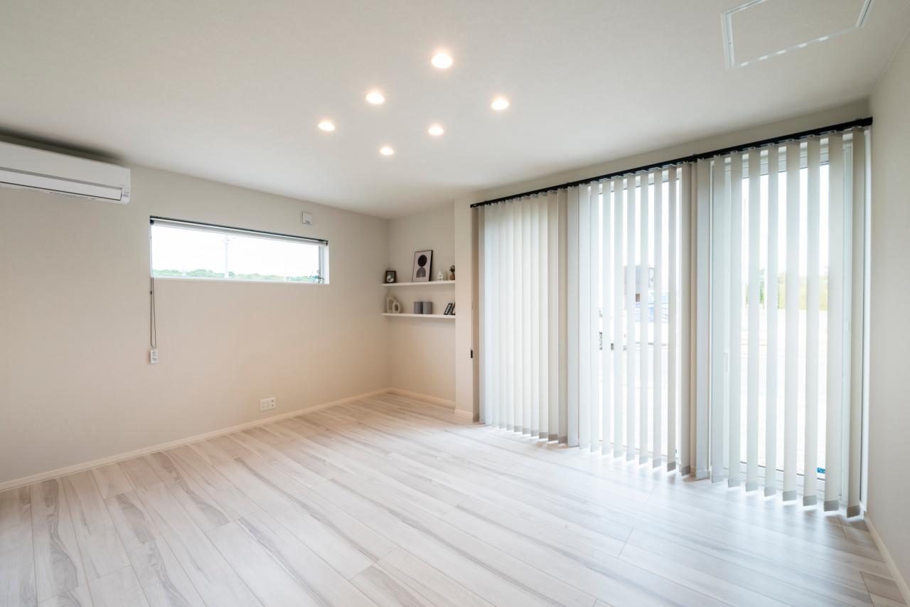 リビング、窓：2面採光で優しい日差しが入るリビング