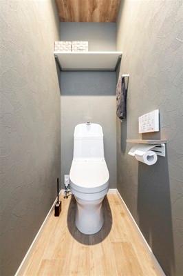 トイレ、壁紙：天井にアクセントクロスを採用した落ち着きの空間