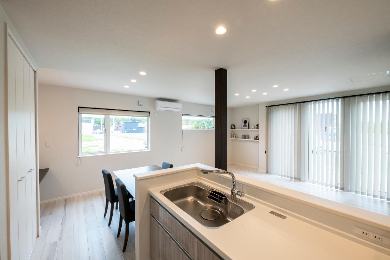 リビング、ダイニング、キッチン：どこにいても常に家族の様子を見守れるキッチン