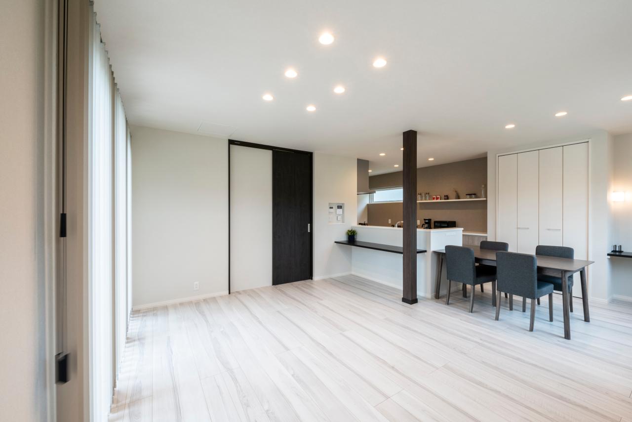 リビング、ダイニング、キッチン：優しいホワイト調の明るく広々としたLDK