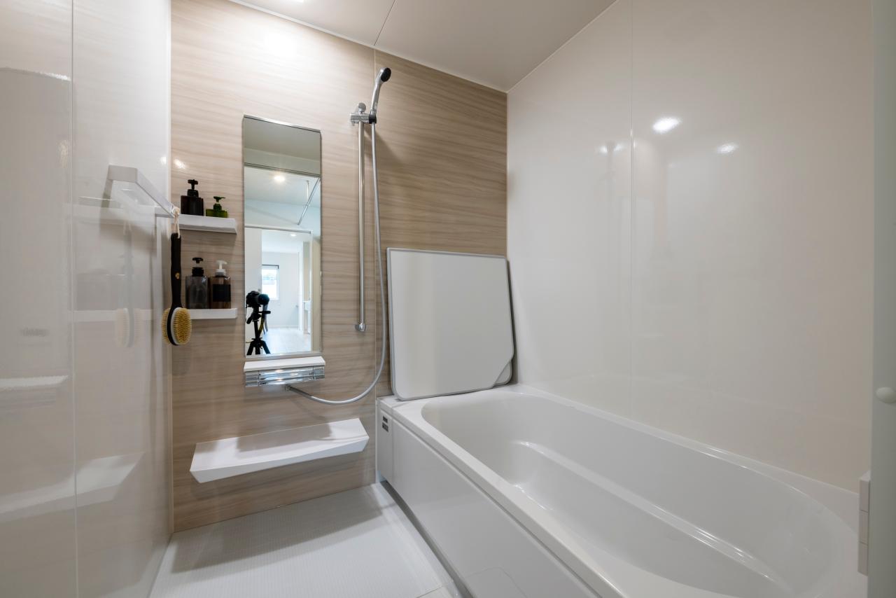 バスルーム：ゆったり入れる優しい雰囲気のユニットバス