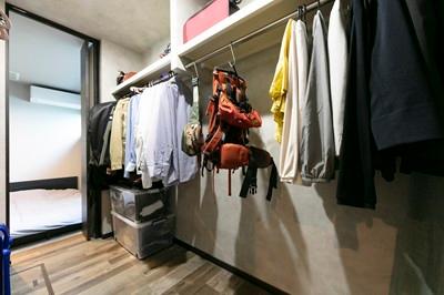 ウォークインクローゼット：主寝室・UT双方にアクセスできる２WAYのファミリークローゼット