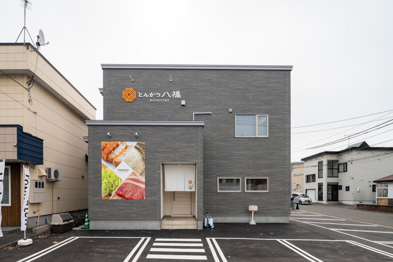 外観:かわいらしいオレンジがアクセントの店舗側入り口