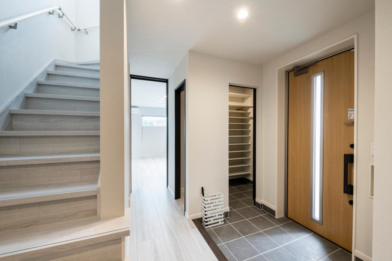 玄関、階段、ホール：階段から光が入る明るい玄関