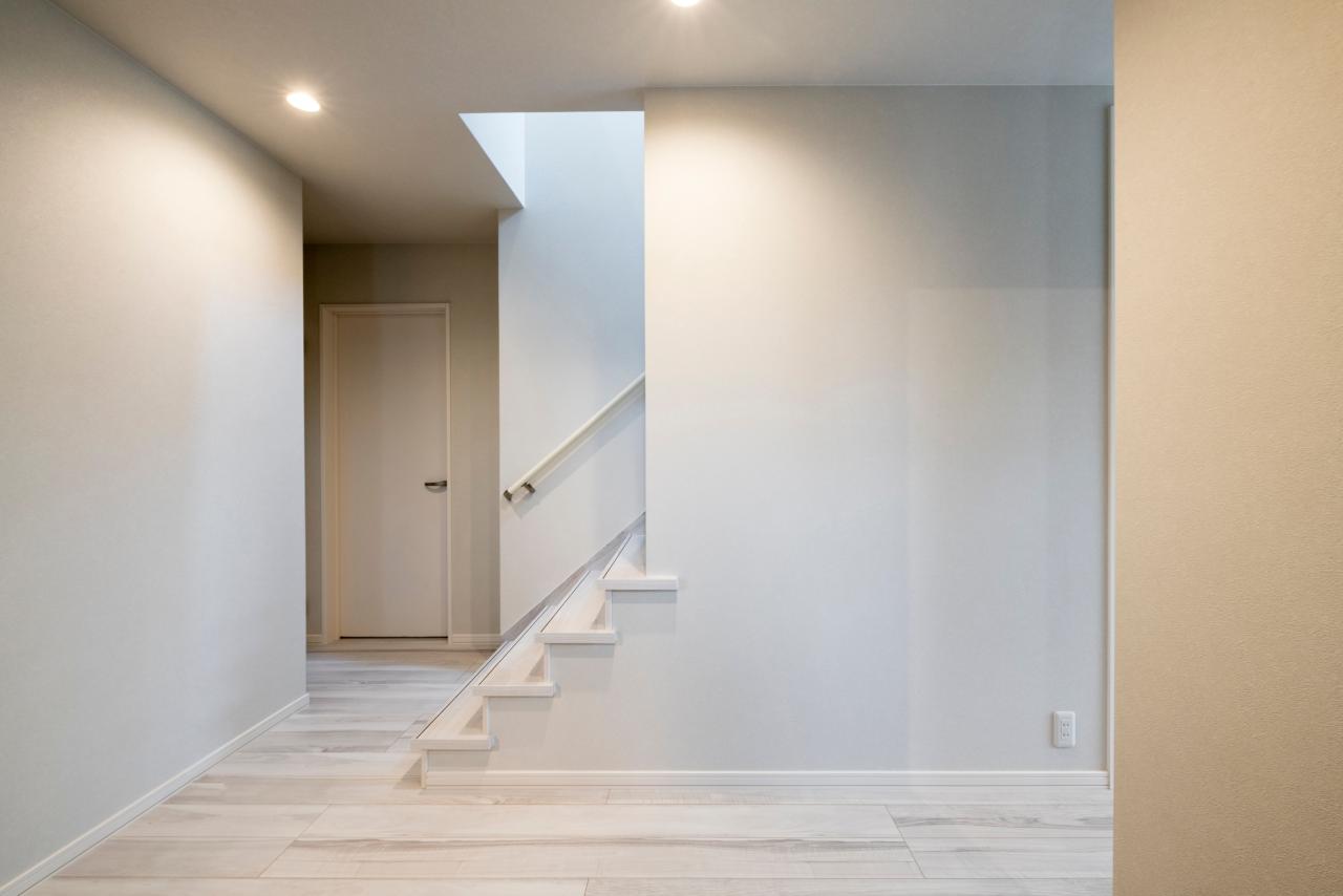 玄関、階段、ホール：シンプルさがセンスを引き立てる玄関ホール