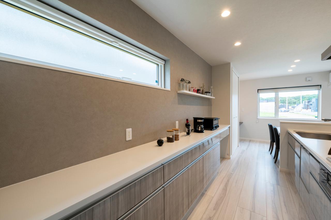 キッチン：グレージュが映えるカウンターボードは幅3600で広々