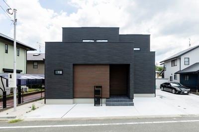 黒が際立つ上質モダン邸宅
