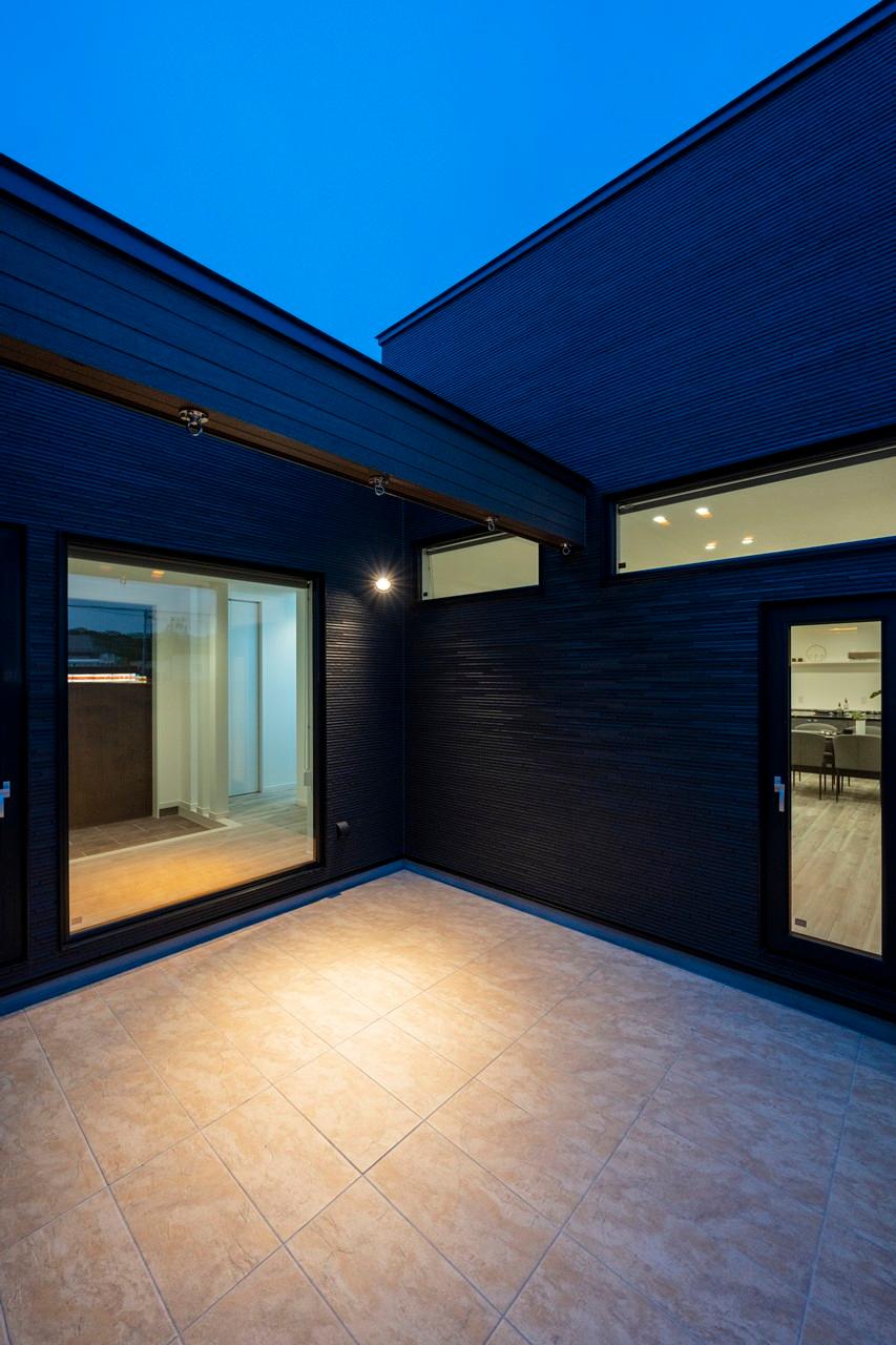 デッキ・テラス：プライベート感のあるコンクリートテラス