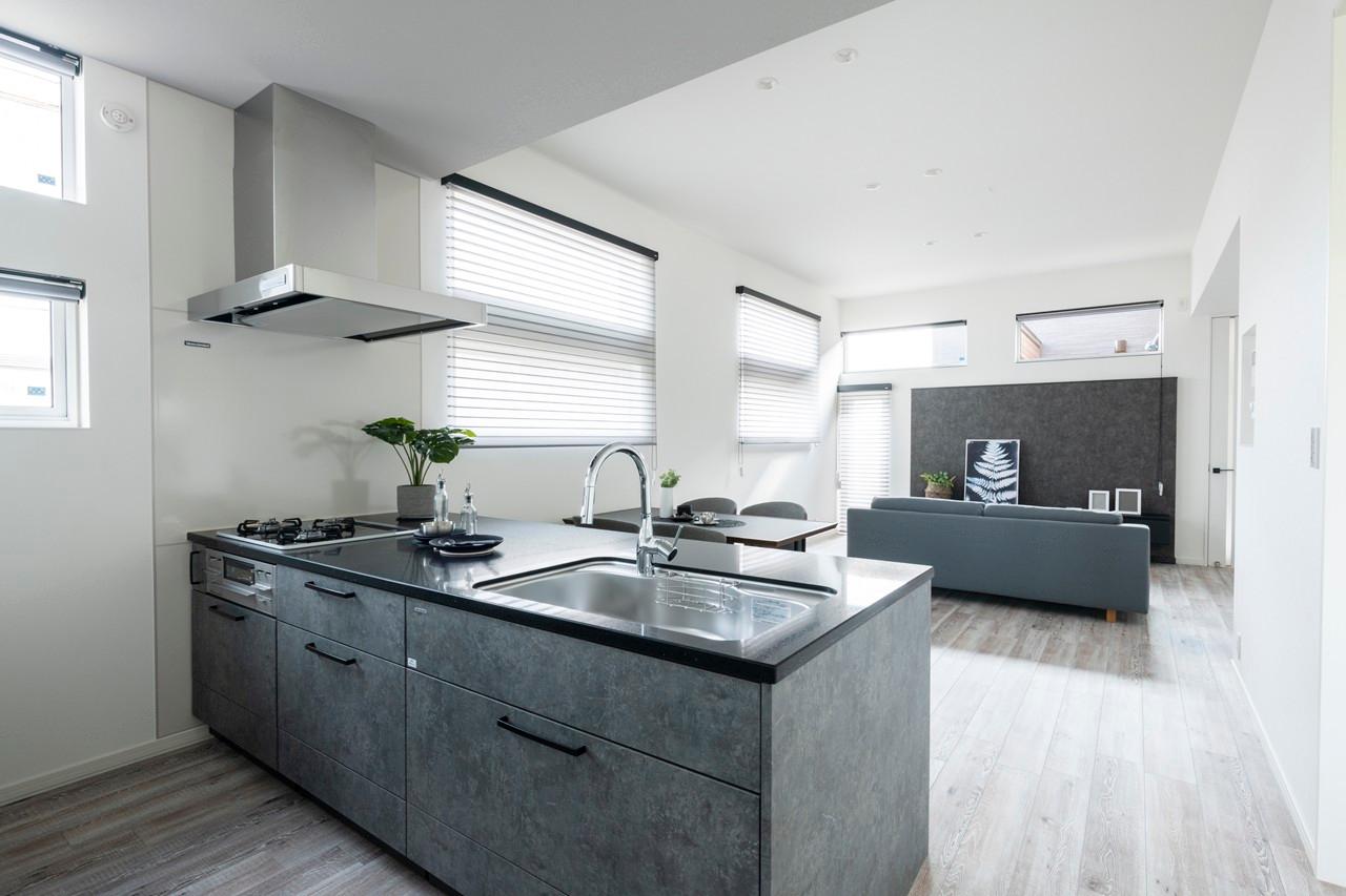 リビング、窓：採光が多く明るいリビングでも断熱性能が高く安心