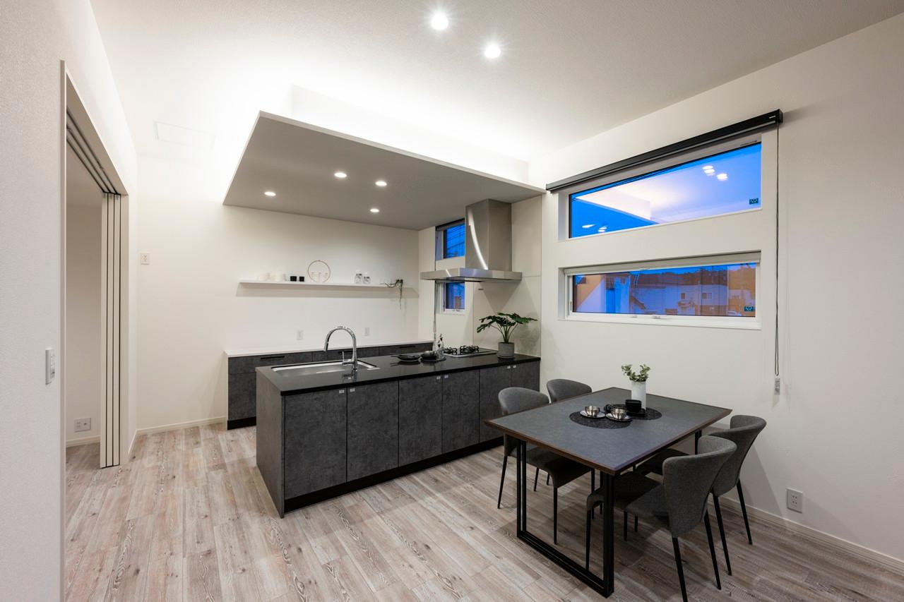 ダイニング、キッチン、照明：下がり天井×間接照明で表情が変わるダイニングキッチン