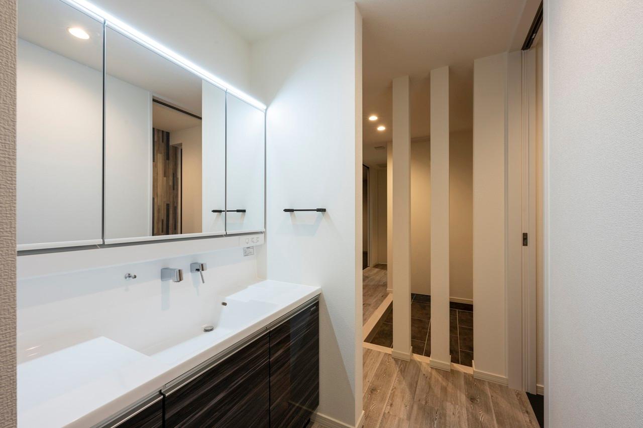 ラバトリー・洗面所、手洗いスペース：おかえり動線が叶う玄関横の洗面台