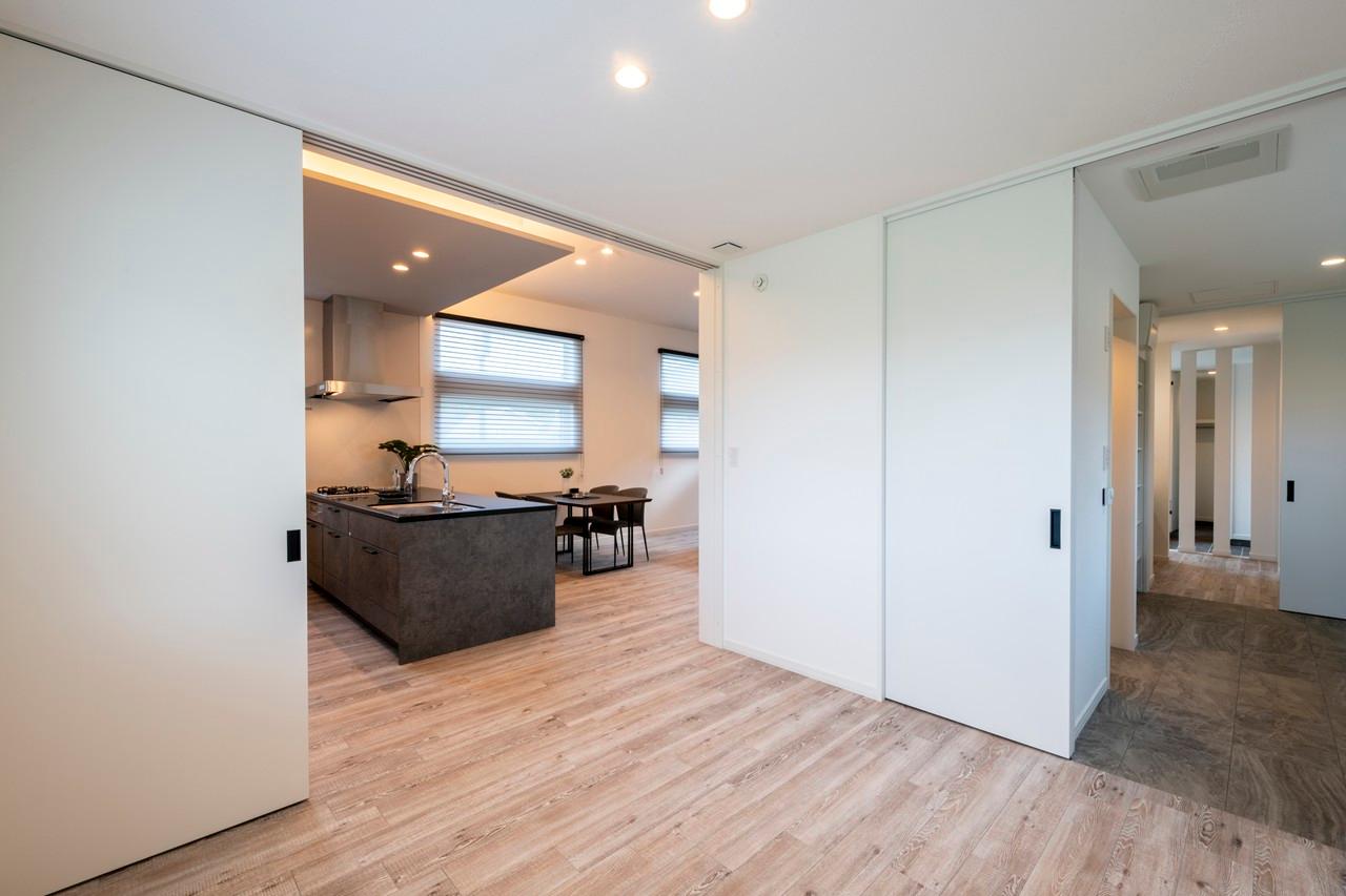 洋室：回遊動線の一部として多用途に使える洋室