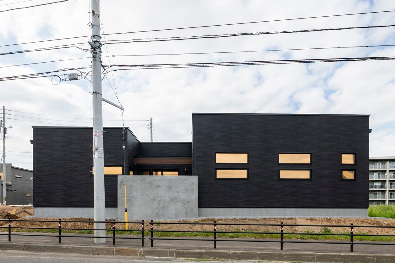 外観：重厚感があるブラック×コンクリートの外観