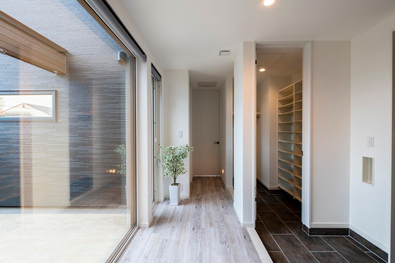 玄関、ホール：正面にある開口が空間を広げる玄関ホール