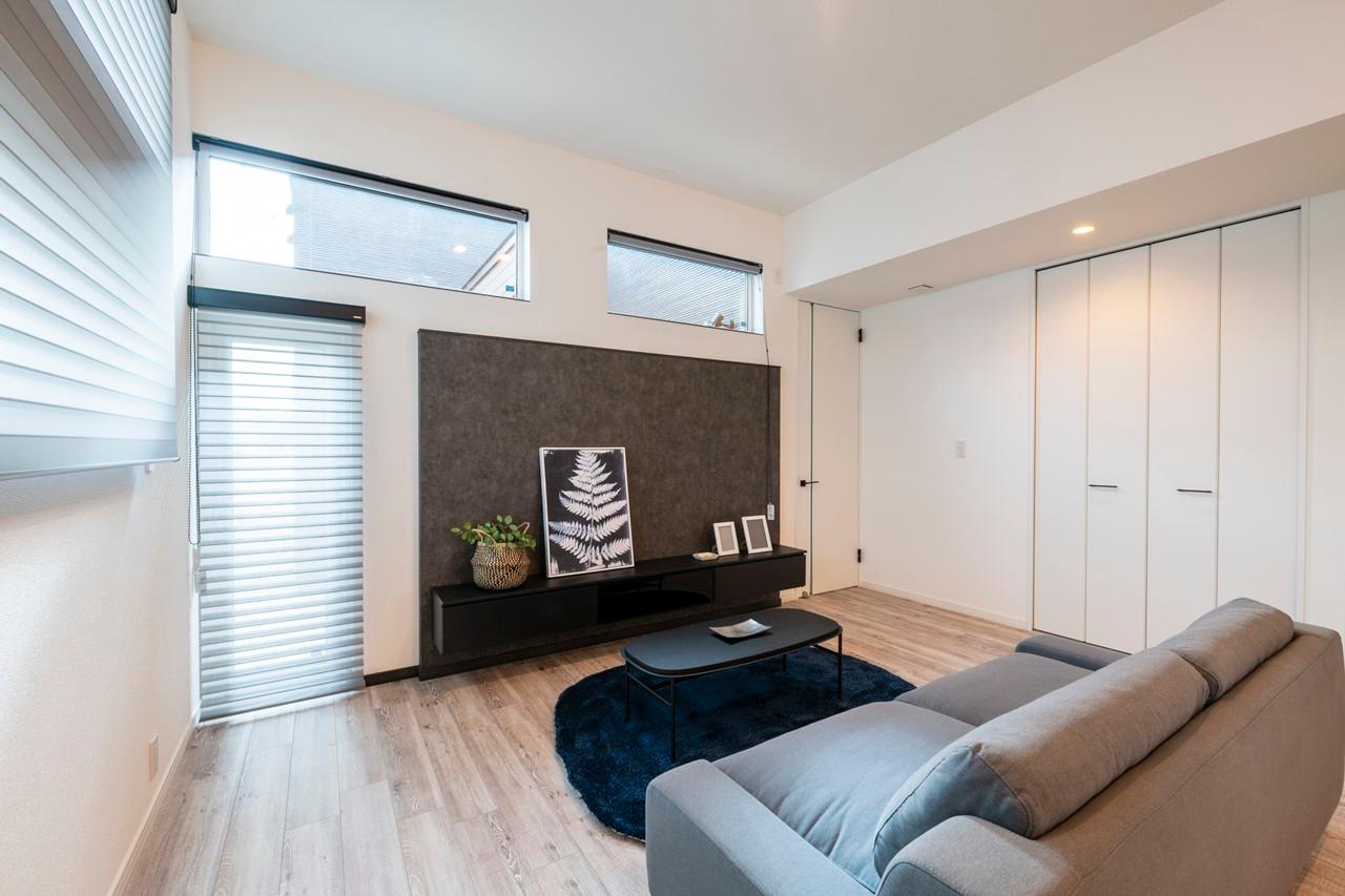 リビング、窓：高窓から光が入る明るいリビングルーム