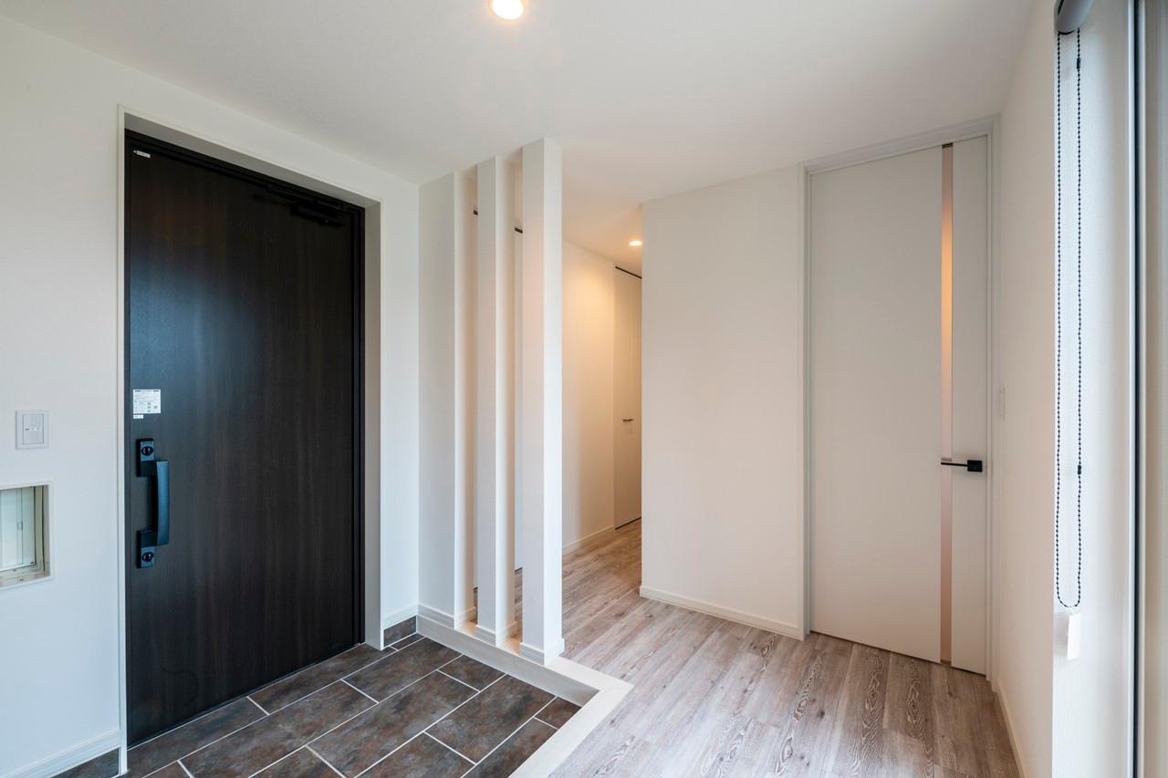 玄関、ホール：広々明るく迎え入れる玄関ホール