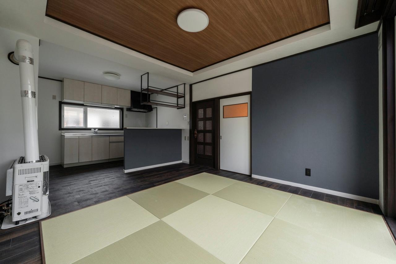 リビング、壁紙：既存の建具を活かしつつ塗り替えやクロスでアクセントを