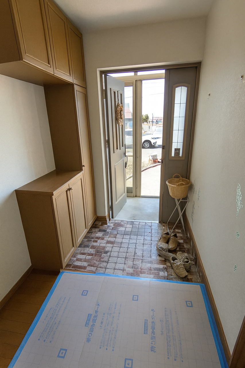 玄関、ホール：リフォーム前は落ち着いた色味の玄関ホール