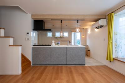 小さな家族を思いやる遊び心満載の空間