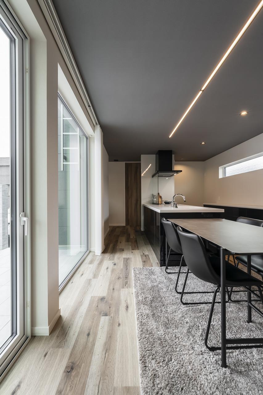 ダイニング、キッチン：コンクリートテラスに面した2面採光で明るいダイニングキッチン